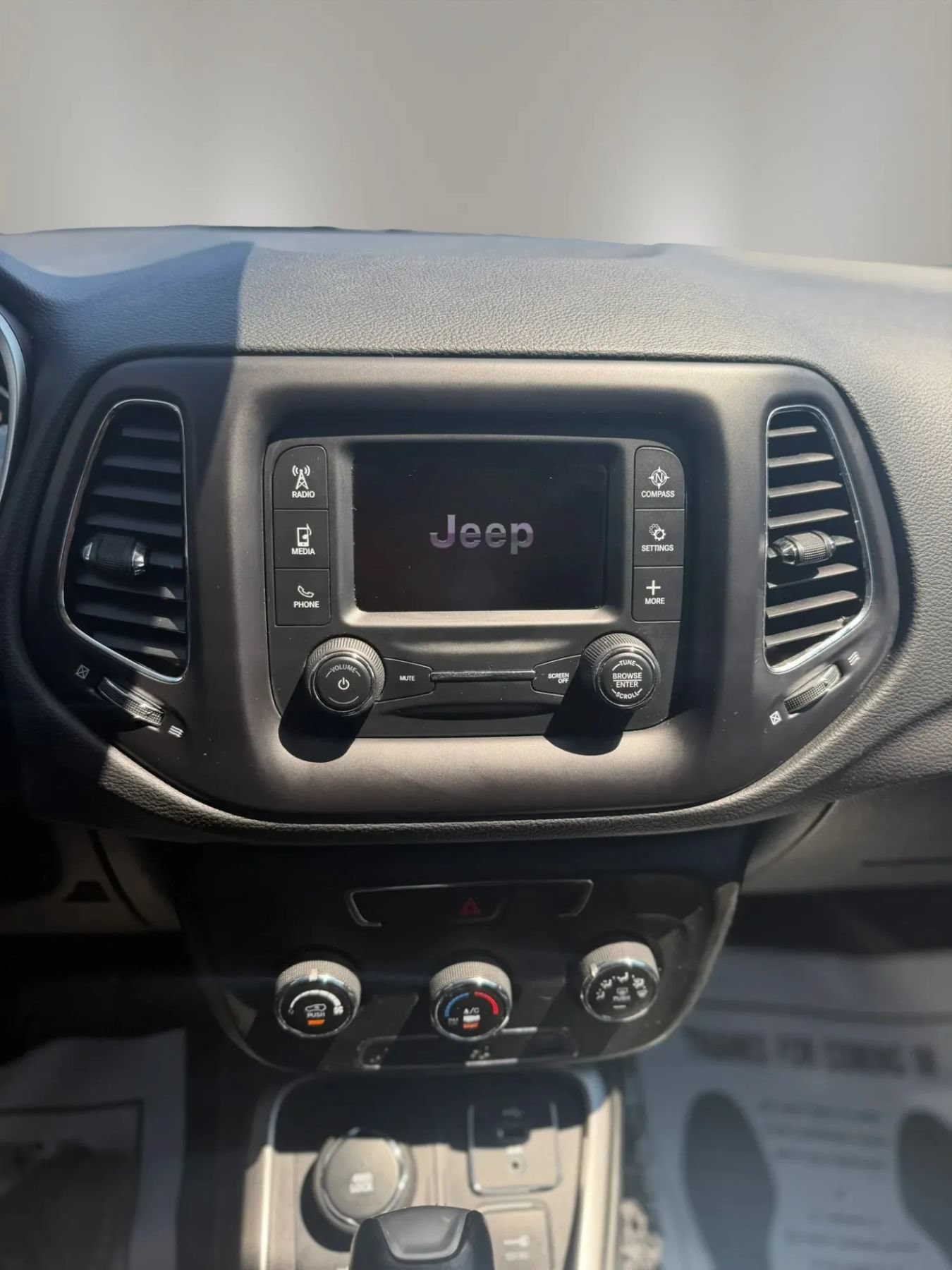 Used 2018 Jeep Compass Latitude AWD/4WD image 15