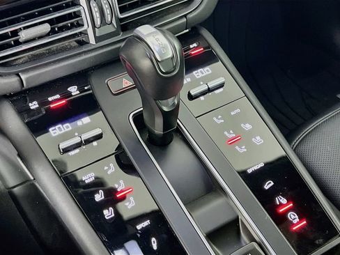Certified 2024 Porsche Macan S AWD/4WD image 18