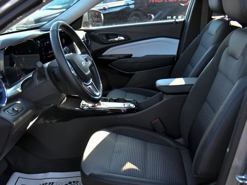 Used 2025 Chevrolet Trax LT w/ LT Convenience Package image 16