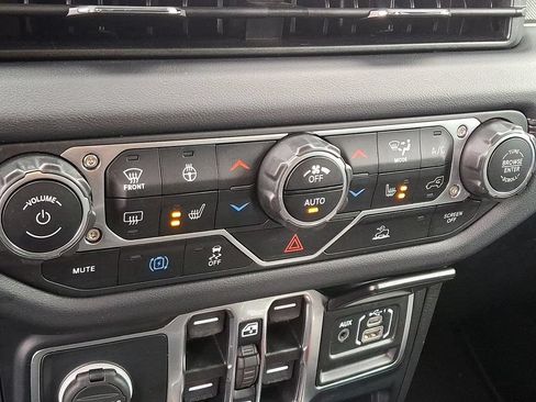 Used 2024 Jeep Wrangler Unlimited Sahara AWD/4WD image 15