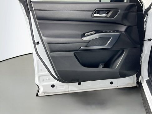 Used 2025 Nissan Pathfinder SL w/ SL Premium Package image 18