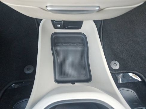 Used 2024 Chrysler Pacifica Touring-L FWD image 22