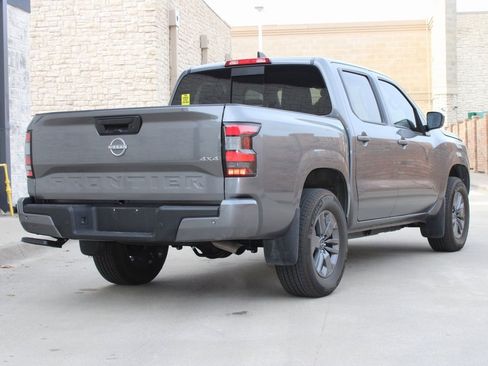 Used 2025 Nissan Frontier SV image 3
