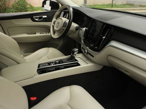 Used 2019 Volvo XC60 T5 Momentum w/ Multimedia Package AWD/4WD image 28