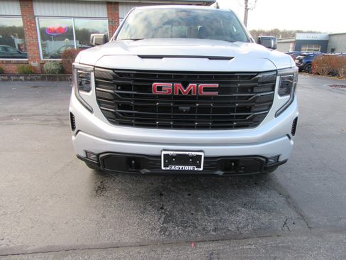Used 2022 GMC Sierra 1500 Elevation image 2