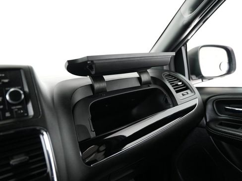 Used 2015 Dodge Grand Caravan SE image 25