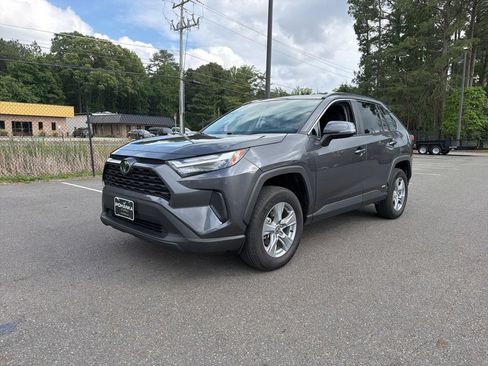 Used 2025 Toyota RAV4 XLE AWD/4WD image 2