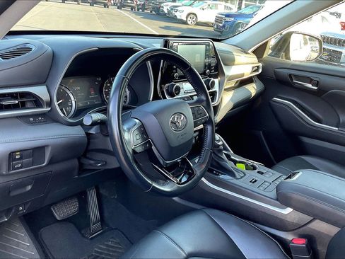 Used 2020 Toyota Highlander XLE image 13