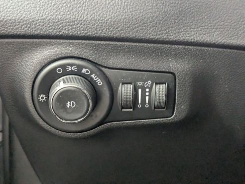 Used 2018 Jeep Compass Latitude w/ Cold Weather Group AWD/4WD image 13