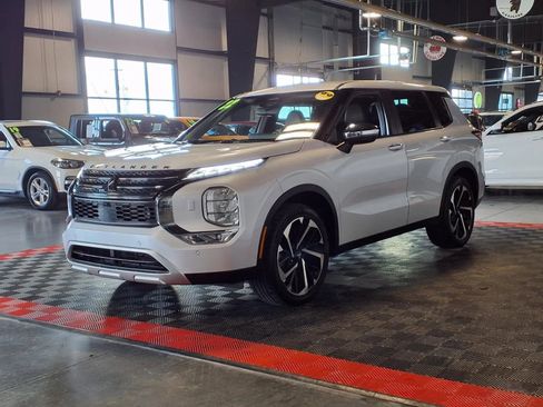 Used 2022 Mitsubishi Outlander SE image 3