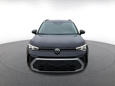 Used 2025 Volkswagen Taos SE image 4