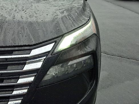 Used 2025 Nissan Rogue SV FWD image 9