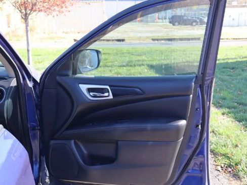 Used 2018 Nissan Pathfinder SV image 19
