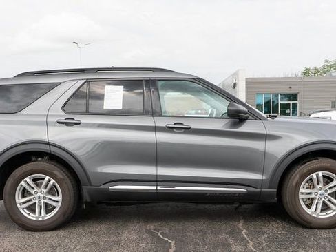 Used 2023 Ford Explorer XLT AWD/4WD image 5