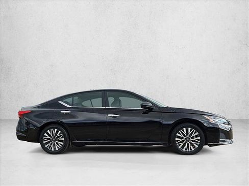 Used 2024 Nissan Altima 2.5 SV image 4