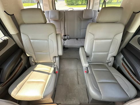 Used 2020 Chevrolet Suburban Premier AWD/4WD image 17