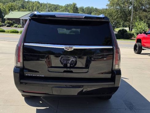 Used 2019 Cadillac Escalade Luxury AWD/4WD image 2