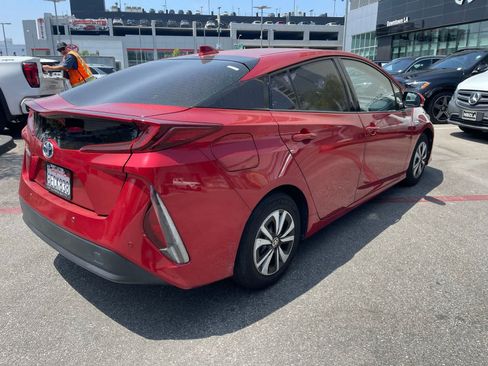 Used 2017 Toyota Prius Prime Advanced w/ Preferred Accessory Package FWD image 3
