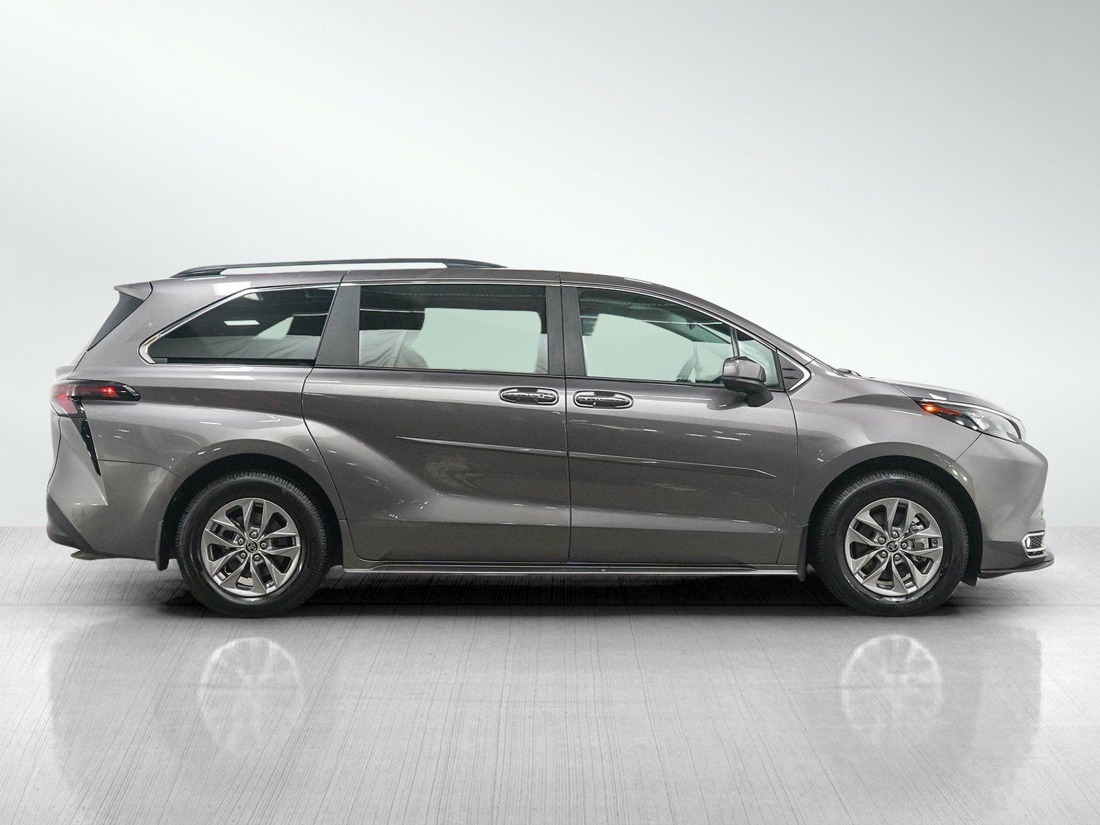 Used 2024 Toyota Sienna XLE AWD/4WD image 6
