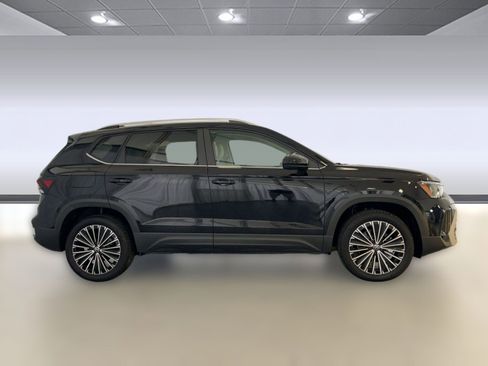 New 2026 Volkswagen Taos SE image 8