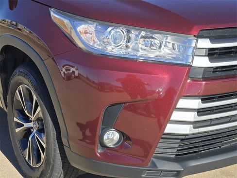 Used 2017 Toyota Highlander LE image 28