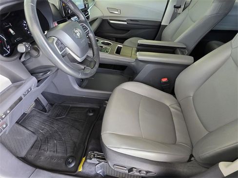 Used 2022 Toyota Sienna XLE image 6