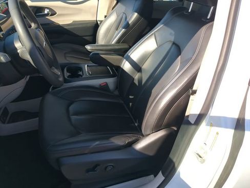 Used 2024 Chrysler Pacifica Touring-L image 23