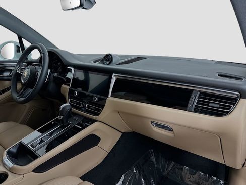 Certified 2026 Porsche Macan AWD/4WD image 32