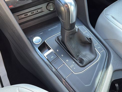 Used 2020 Volkswagen Tiguan SE R-Line image 24