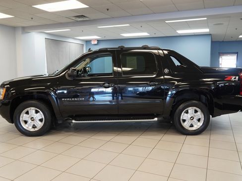 Used 2013 Chevrolet Avalanche LT w/ Suspension Package, Off-Road image 2