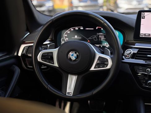Used 2021 BMW M550i xDrive w/ Premium Package image 32