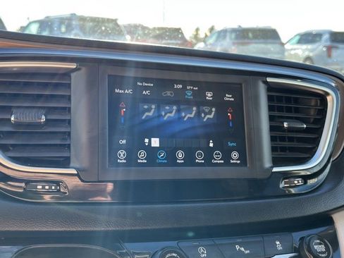 Used 2019 Chrysler Pacifica Touring image 45