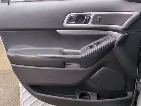Used 2014 Ford Explorer XLT w/ Equipment Group 202A image 32