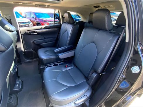 Used 2024 Toyota Highlander Platinum image 21