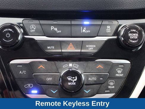 Used 2023 Chrysler Pacifica Touring-L image 9