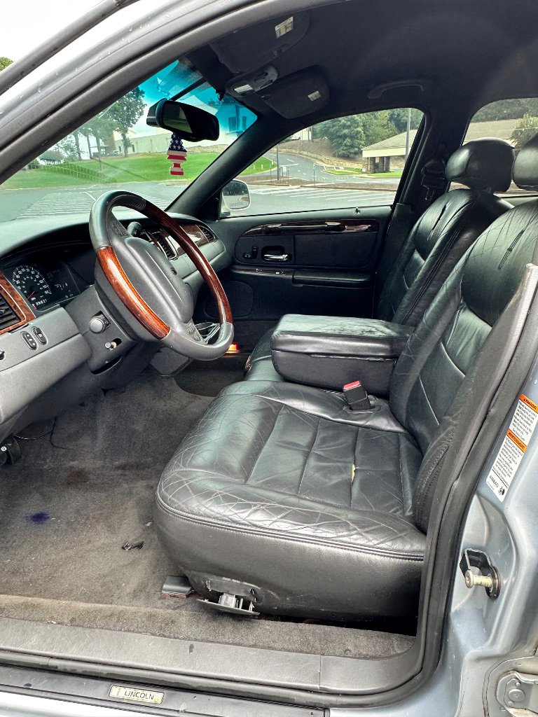 Used 2002 Lincoln Town Car Signature RWD image 11