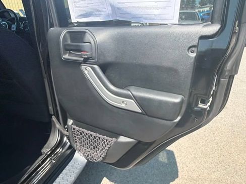 Used 2018 Jeep Wrangler Unlimited Sahara AWD/4WD image 11