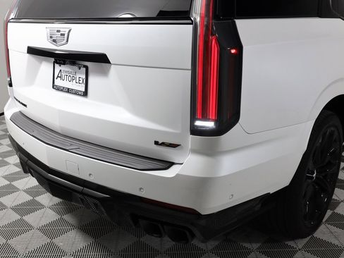 Used 2025 Cadillac Escalade V w/ LPO, ONYX Package image 53