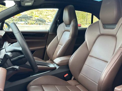 Used 2025 Porsche Macan Electric image 5