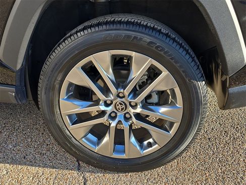 Used 2021 Toyota RAV4 XLE Premium image 32