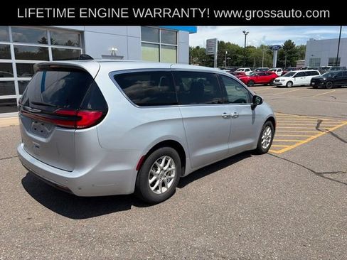 Used 2023 Chrysler Pacifica Touring-L FWD image 7