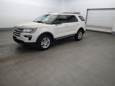 Used 2018 Ford Explorer XLT w/ Equipment Group 202A AWD/4WD image 2
