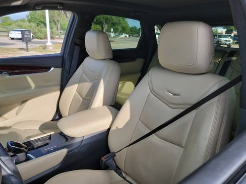 Used 2017 Cadillac XT5 Luxury w/ Driver Awareness Package FWD image 13