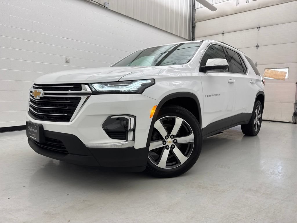 Used 2023 Chevrolet Traverse LT w/ LT Premium Package AWD/4WD image 3