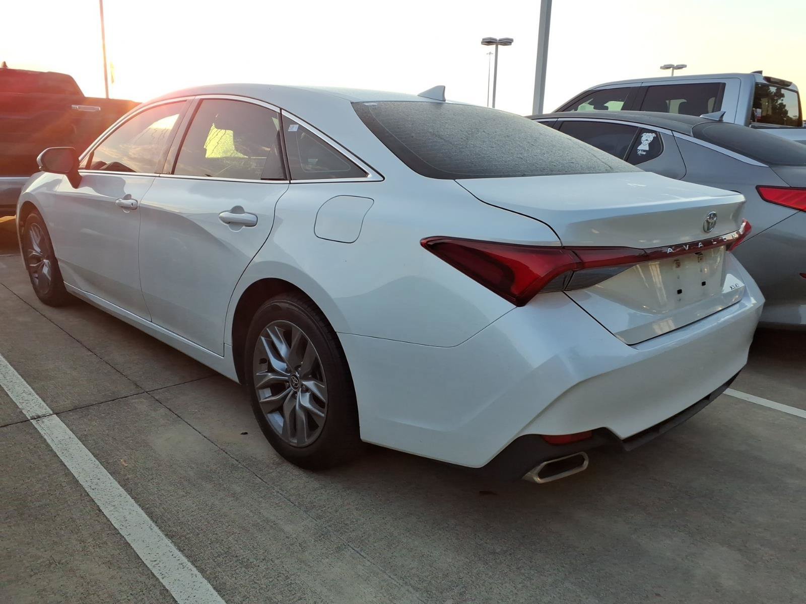 Certified 2022 Toyota Avalon XLE FWD image 2