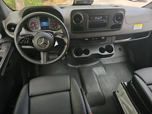 Used 2025 Mercedes-Benz Sprinter 2500 image 7