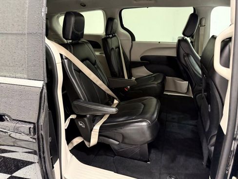 Used 2024 Chrysler Pacifica Touring-L image 25