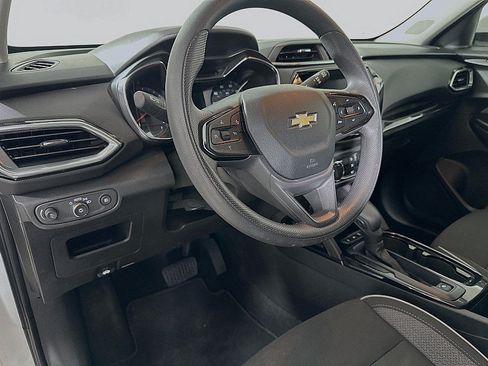 Used 2022 Chevrolet TrailBlazer LT w/ Convenience Package FWD image 9