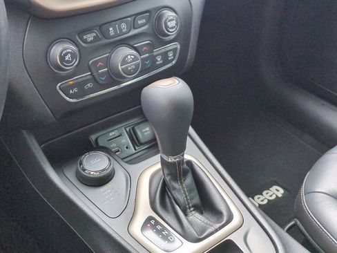Used 2017 Jeep Cherokee High Altitude AWD/4WD image 9