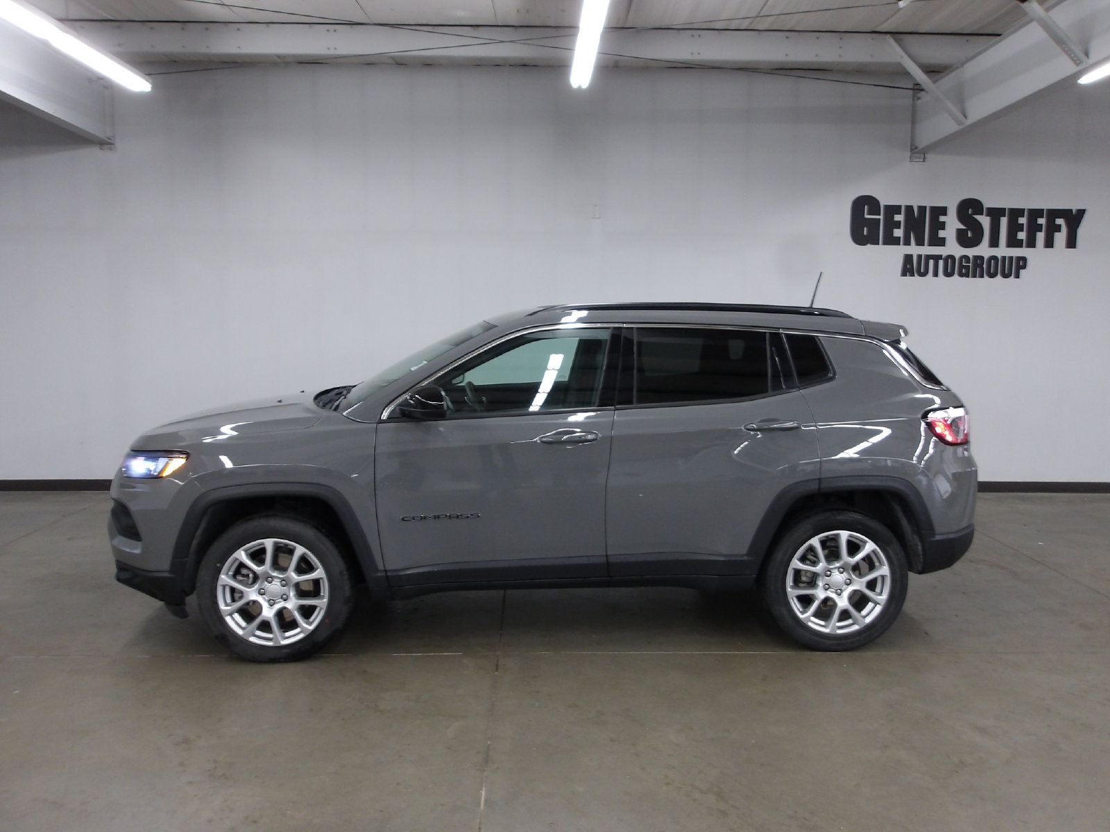 Used 2023 Jeep Compass Latitude AWD/4WD image 8